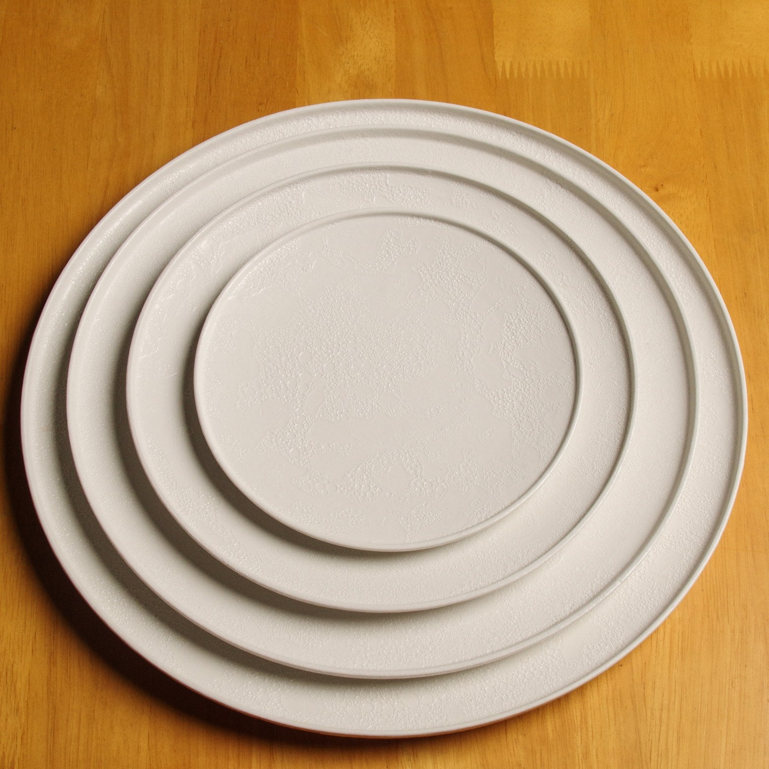 有田焼 frameプレート 26cm (白泡化粧) 吉右ヱ門窯の通販｜Studio1156