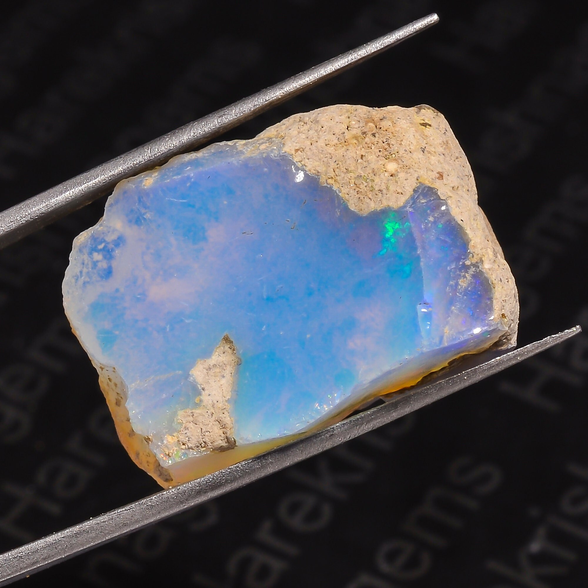 天然エチオピア産オパール原石：27カラットのブルーファイアクリスタル