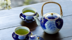 染錦梅菊牡丹）花瓶|有田焼の老舗-香蘭社オンラインショップ