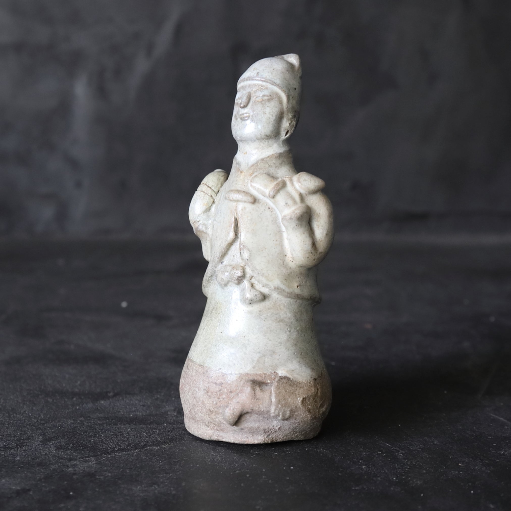 コレクター収集品 タイ スワンカローク コウノイ窯 白濁鉄絵武人像