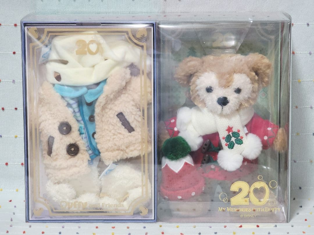 20周年 アニバーサリー セレクションBOX ポージー ダッフィー ぬいぐるみ ダッフィー20周年記念「衣装BOX」発売。ポージープラッシーと衣装4種が